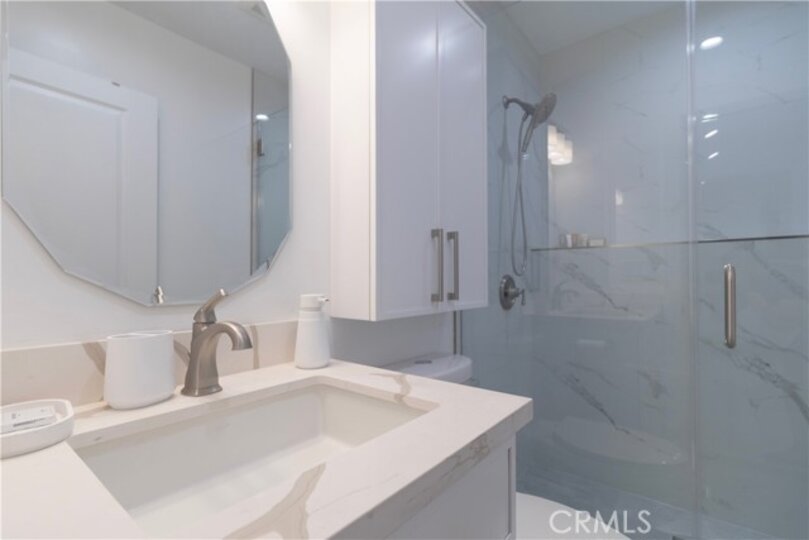 https://u-api.digitalengineering.io/media/cache/resolve/site_photos_image/https://media.crmls.org/medias/1613c15e-4bd6-47f5-be40-98b4a08bcddd.jpg