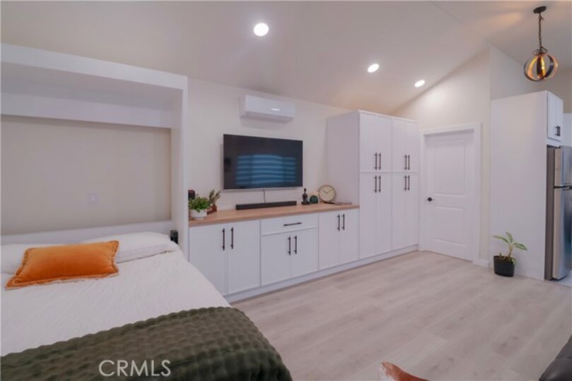 https://u-api.digitalengineering.io/media/cache/resolve/site_photos_image/https://media.crmls.org/medias/f54a0b75-852f-4f1f-8d46-eda0fc797de9.jpg